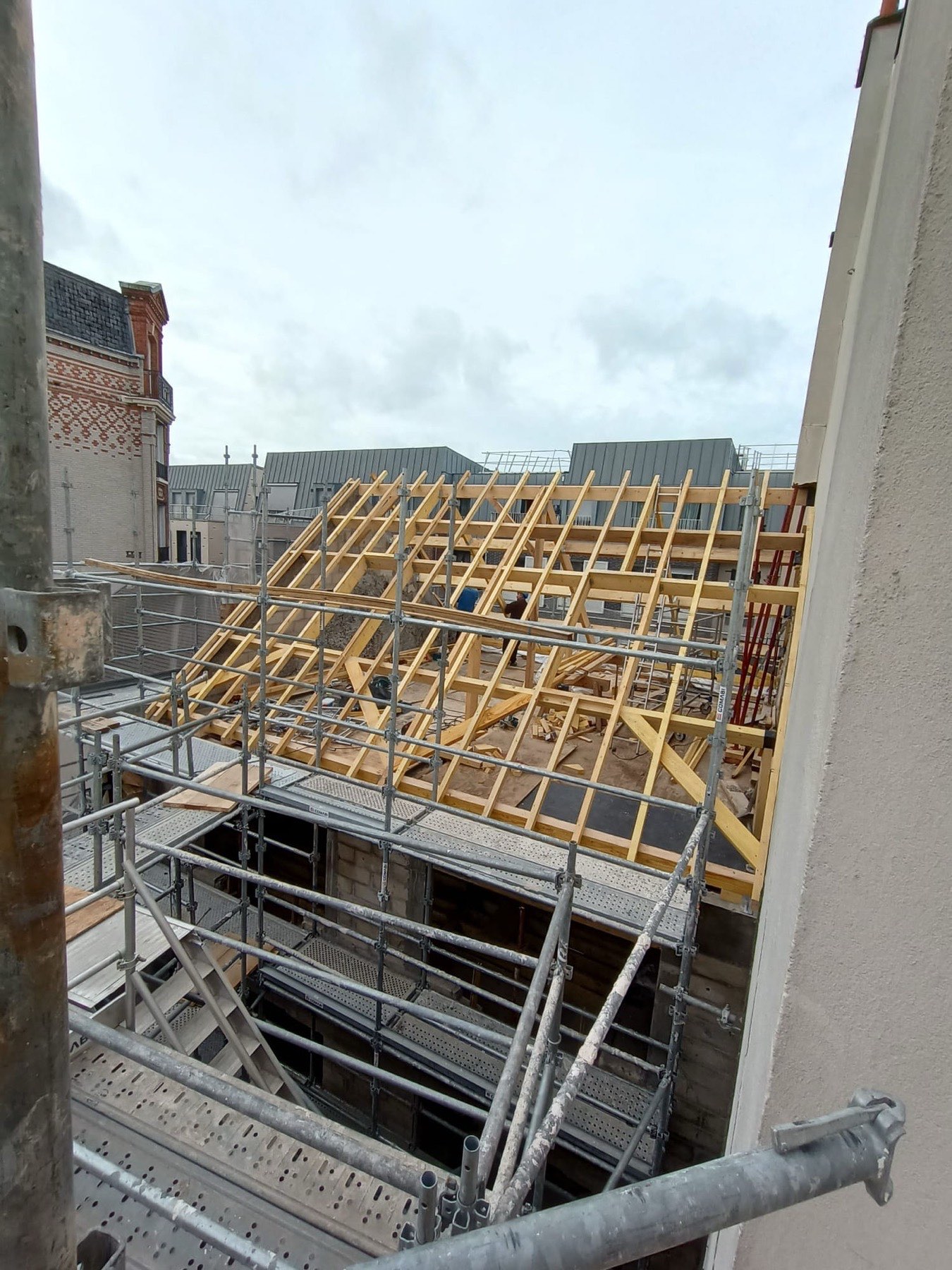 Levage d'une charpente neuve en cœur de ville
